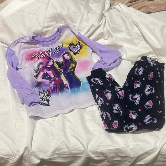 Disney Descendants S 7/8 pajamas 💯 polyester  Guc free from rips stains holes - Picture 1 of 7